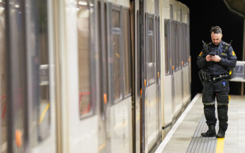 Oslo 20250128. Politiet søker etter en person etter en person skal være knivstukket på Romsås stasjon i Oslo. (Foto: Cornelius Poppe/NTB.)