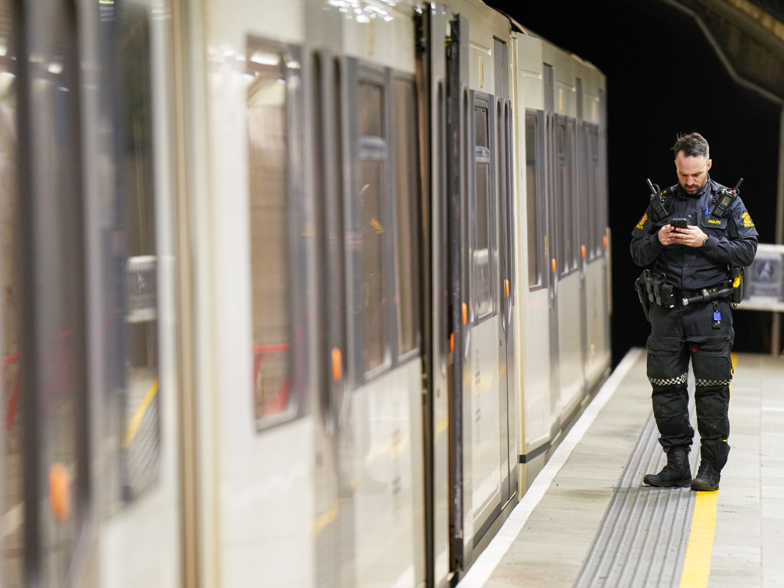 Oslo 20250128. Politiet søker etter en person etter en person skal være knivstukket på Romsås stasjon i Oslo. (Foto: Cornelius Poppe/NTB.)