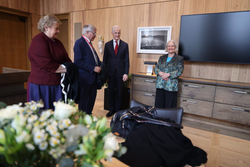 Det nye regjeringskvartalet ble offisielt åpnet av statsminister Jonas Gahr Støre og digitaliserings- og forvaltningsminister Karianne Tung mandag 13. april. Statsminister Støre viser de nye lokalen til tidligere statsministere: Gro Harlem Brundtland, Kjell Magne Bondevik og Erna Solberg. Foto: Martin Lerberg Fossum/SMK