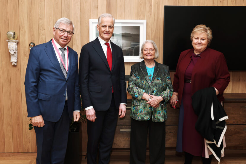 Det nye regjeringskvartalet ble offisielt åpnet av statsminister Jonas Gahr Støre og digitaliserings- og forvaltningsminister Karianne Tung mandag 13. april. Statsminister Støre viser de nye lokalen til tidligere statsministere: Gro Harlem Brundtland, Kjell Magne Bondevik og Erna Solberg. Foto: Torbjørn Kjosvold/SMK