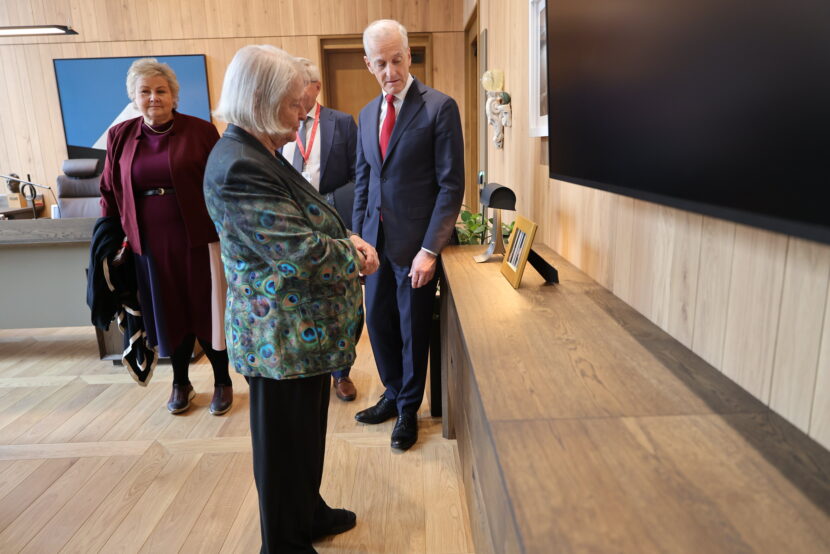 Det nye regjeringskvartalet ble offisielt åpnet av statsminister Jonas Gahr Støre og digitaliserings- og forvaltningsminister Karianne Tung mandag 13. april. Statsminister Støre viser de nye lokalen til tidligere statsministere: Gro Harlem Brundtland, Kjell Magne Bondevik og Erna Solberg. Foto: Martin Lerberg Fossum/SMK