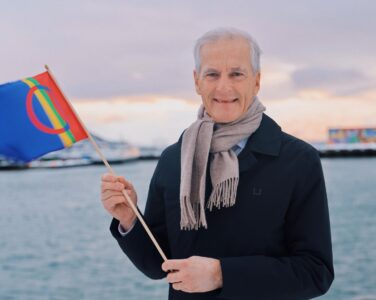 Jonas Gahr Støre Same-flagg samisk. (Foto: Arbeiderpartiet.)