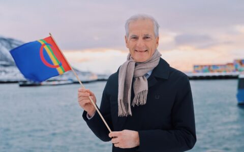 Jonas Gahr Støre Same-flagg samisk. (Foto: Arbeiderpartiet.)