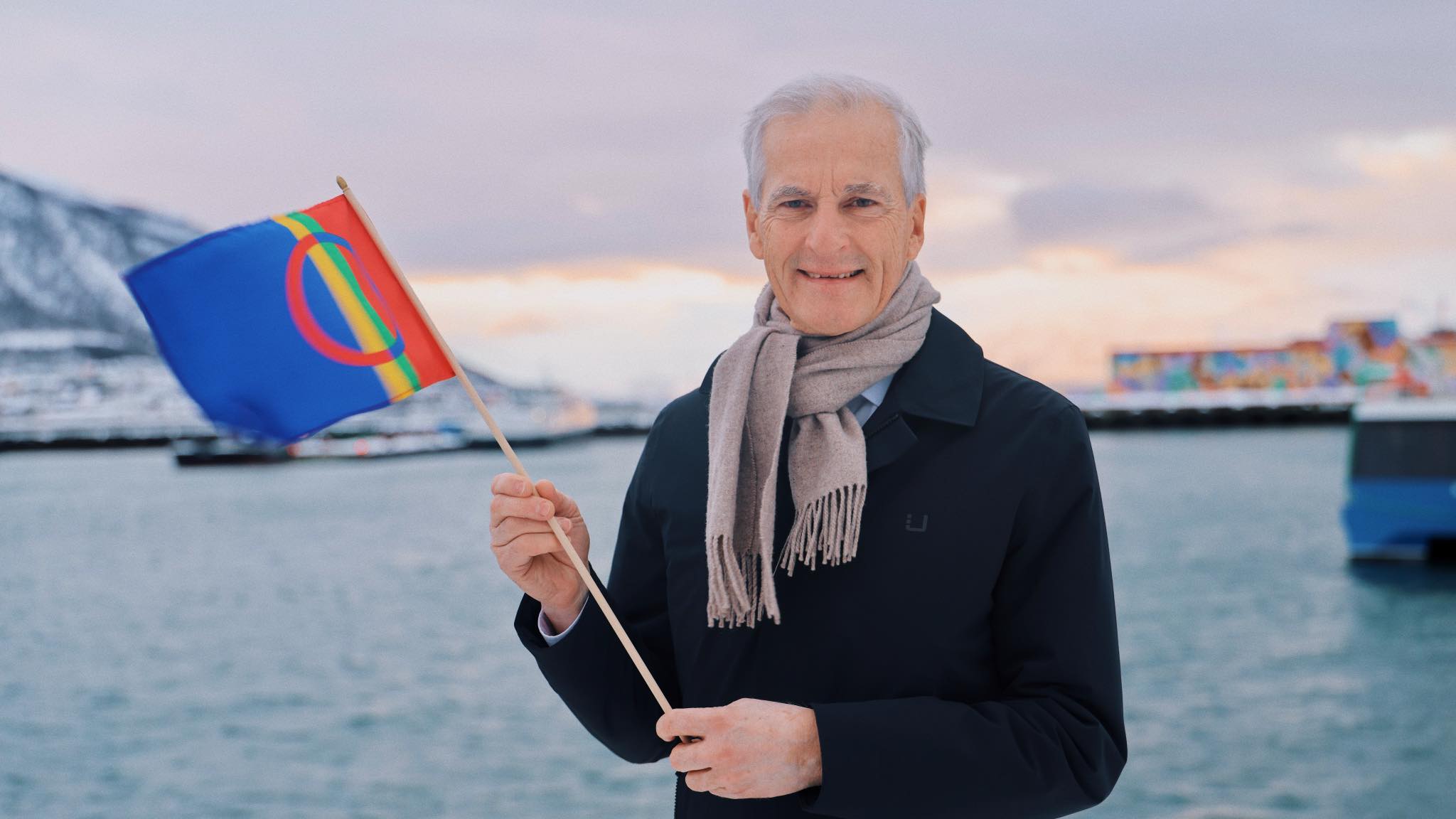 Jonas Gahr Støre Same-flagg samisk. (Foto: Arbeiderpartiet.)