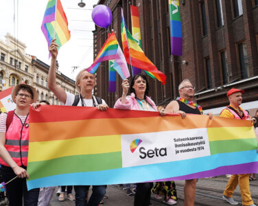Aktvister i Seta, Finlands største LHBT+-organisasjon, demonstrerer i Helsinki Pride i 2019. (Foto: Seta.)
