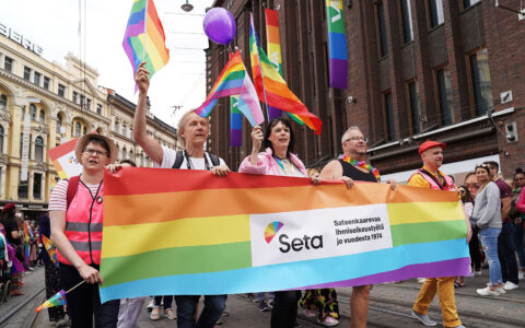 Aktvister i Seta, Finlands største LHBT+-organisasjon, demonstrerer i Helsinki Pride i 2019. (Foto: Seta.)