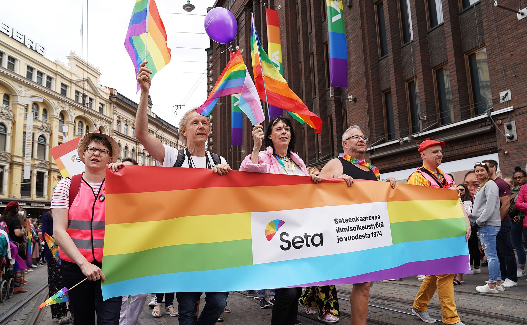 Aktvister i Seta, Finlands største LHBT+-organisasjon, demonstrerer i Helsinki Pride i 2019. (Foto: Seta.)