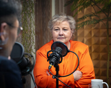 Tidligere statsminister og partileder i Høyre, Erna Solberg, gjester podkasten «Danby Choi + 1». (Foto: Iver Skrede.)