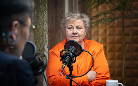 Tidligere statsminister og partileder i Høyre, Erna Solberg, gjester podkasten «Danby Choi + 1». (Foto: Iver Skrede.)