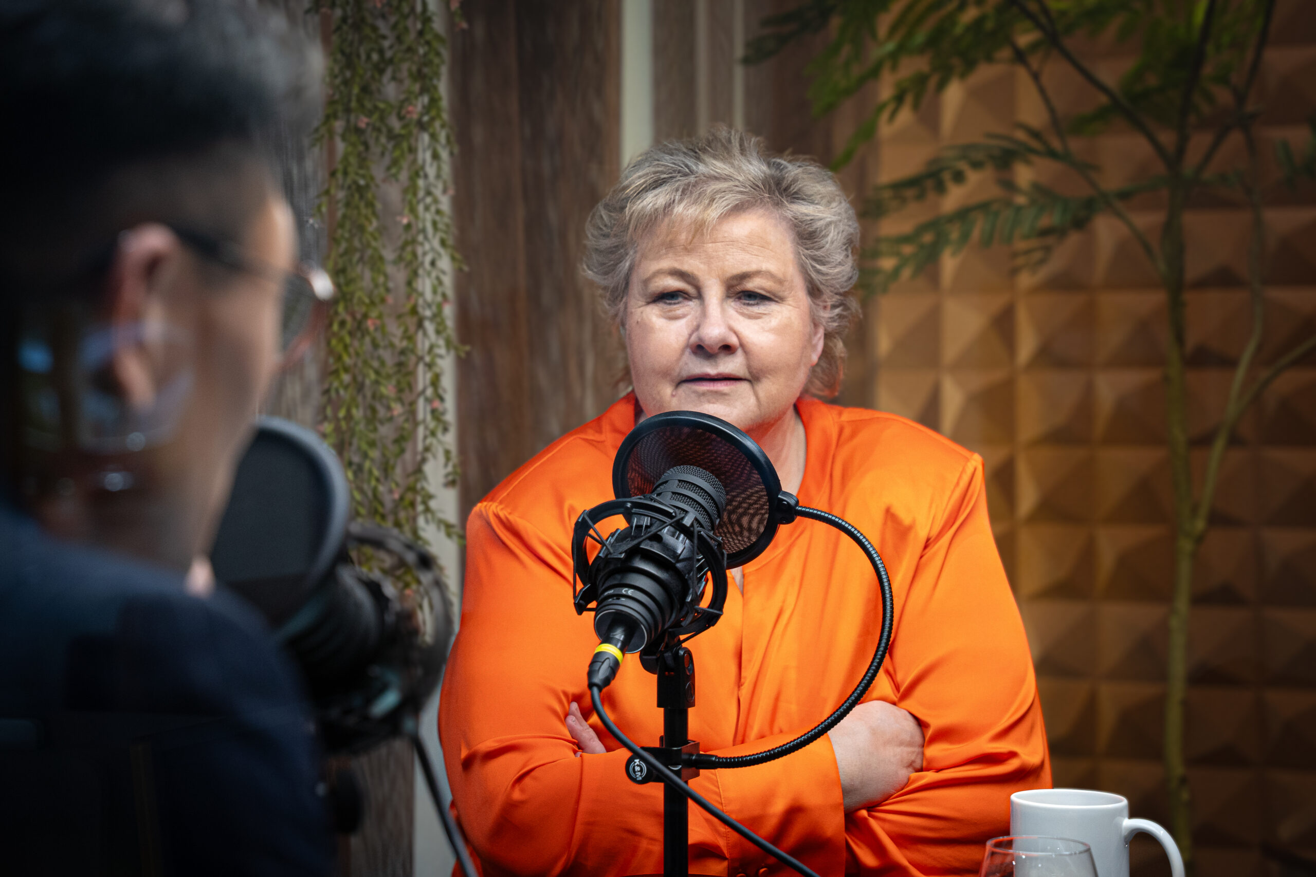 Tidligere statsminister og partileder i Høyre, Erna Solberg, gjester podkasten «Danby Choi + 1». (Foto: Iver Skrede.)