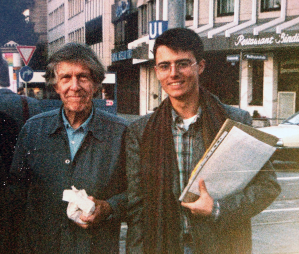 Den amerikanske komponisten John Cage (t.v., her sammen med sin italienske kollega Pietro Borradori), er kjent for verket «4'33"», der musikeren stiller opp ved instrumentet, men ikke spiller. (Foto: Wikimedia Commons.)