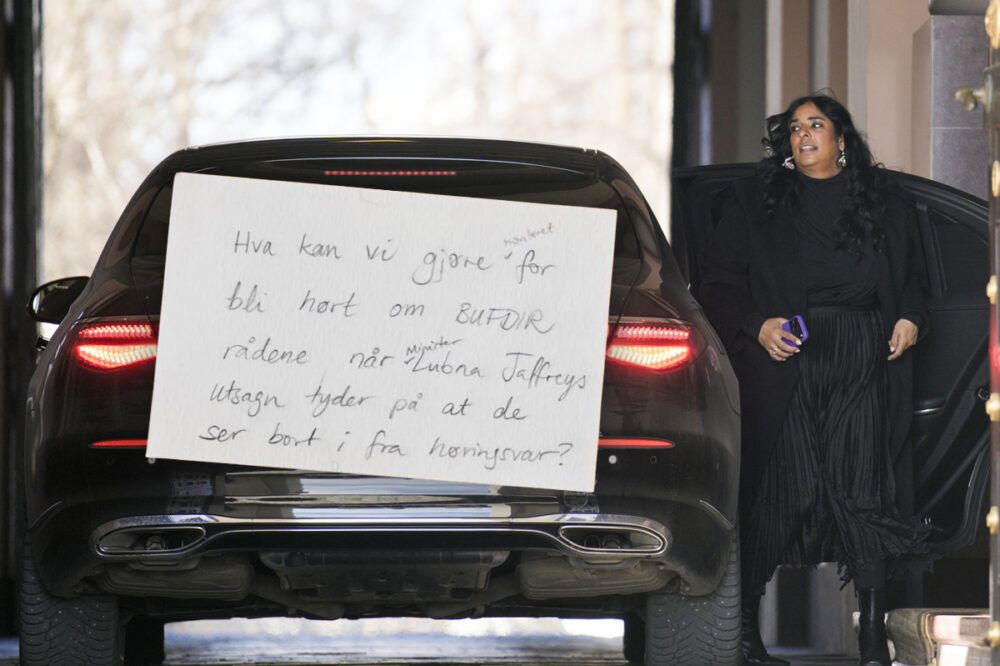 Høring om kjønnsveileder. Sender spørsmål på lapper for ikke å bli gjenkjent. (Kollasj: Subjekt.)