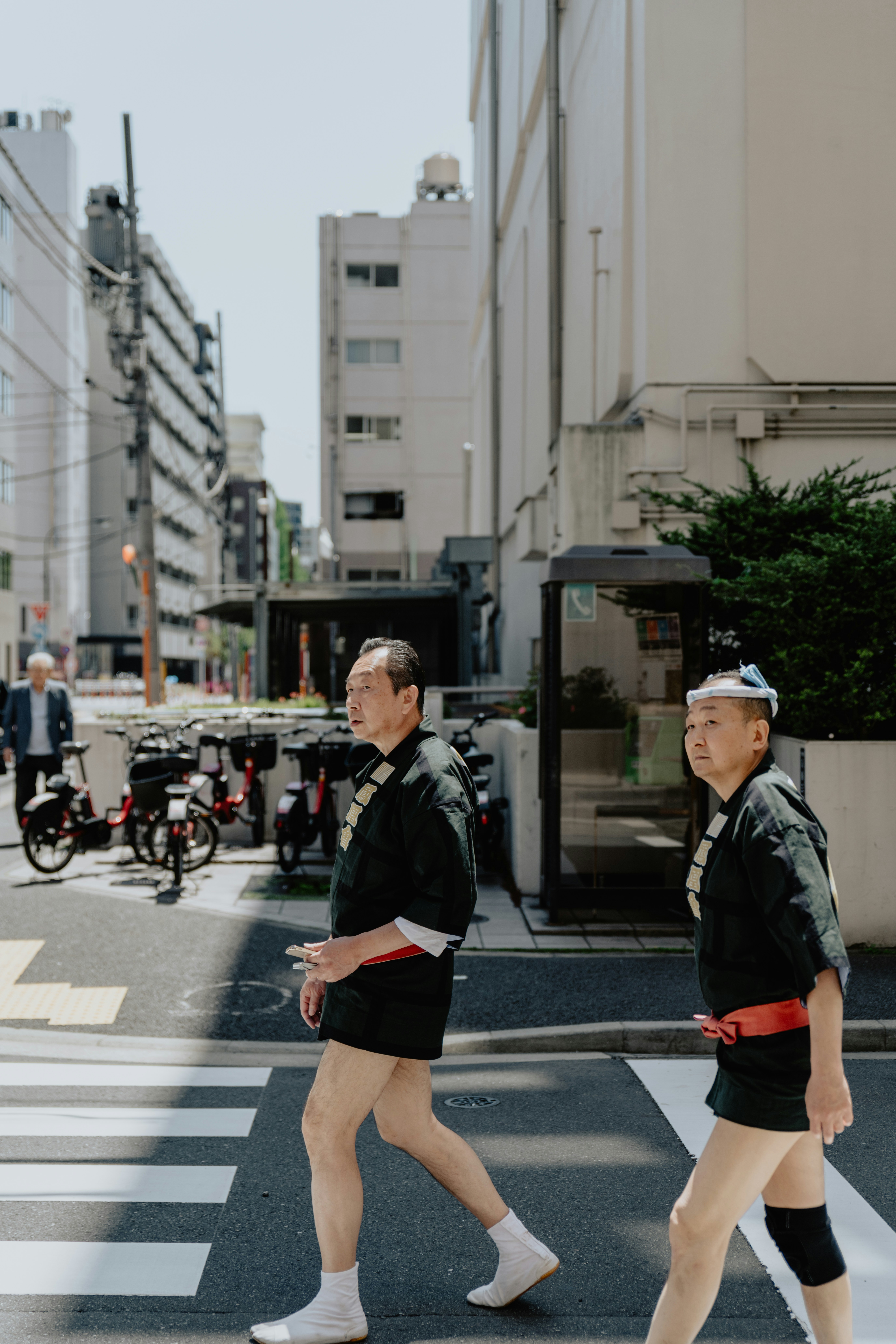 Japanere forsøker å holde varmen unna. (Foto: Mohamed Jamil Latrach.) TOPPBILDE