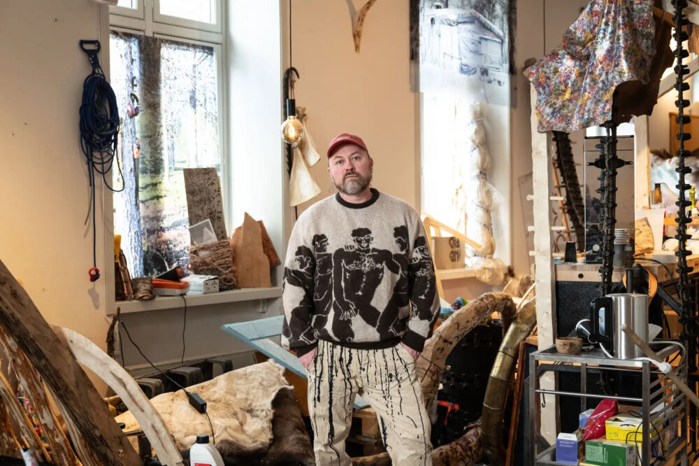 Joar Nango under montering av «Girjegumpi», en av utstillingene som nå vises på NNKM i Tromsø. (Foto: Knut Åserud.)