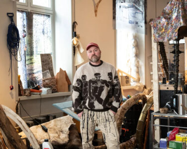 Joar Nango under montering av «Girjegumpi», en av utstillingene som nå vises på NNKM i Tromsø. (Foto: Knut Åserud.)