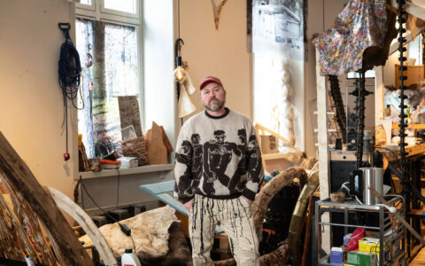 Joar Nango under montering av «Girjegumpi», en av utstillingene som nå vises på NNKM i Tromsø. (Foto: Knut Åserud.)