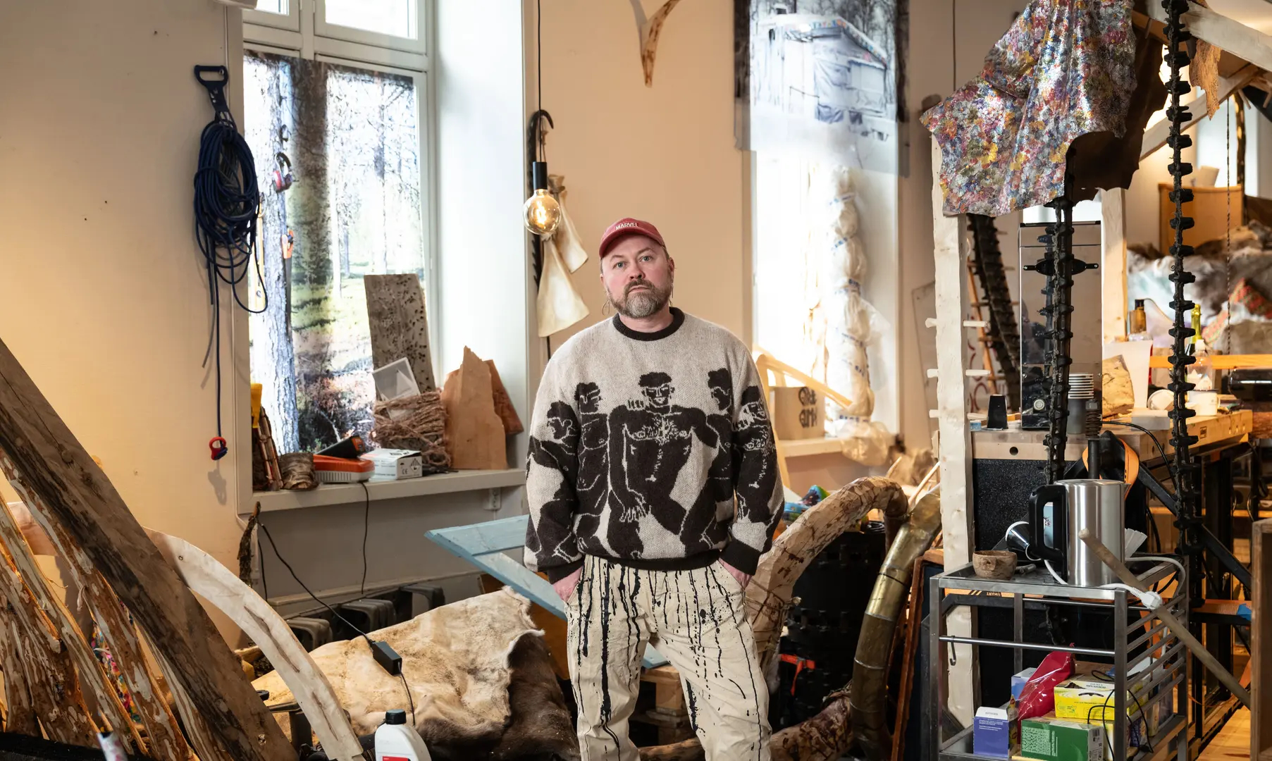 Joar Nango under montering av «Girjegumpi», en av utstillingene som nå vises på NNKM i Tromsø. (Foto: Knut Åserud.)