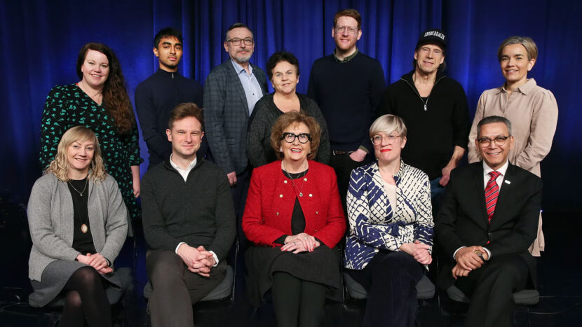 Kringkastingsrådet er NRKs klageorgan. I møter kan de fremme kritikk, men i motsetning til Pressens faglige utvalg (PFU) fatter de ingen avgjørelser. Rådet beståer av 14 medlemmer. 4 medlemmer, inkludert lederen, er oppnevnt av regjeringen. 9 medlemmer er oppnevnt av Stortinget. Sametinget utnevner 1. De er oppnevnt for tre år av gangen. Avbildet er det avtroppende Kringkastingsrådet, før nytt råd tiltrer for perioden 2026 til 2029. (Foto: NRK.)
