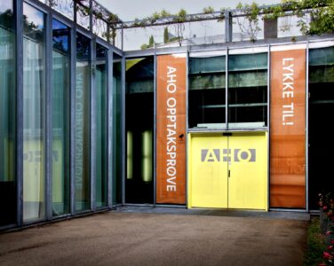 Lykke til med å komme inn her! Tross nedgang på de fleste studier, har masterprogrammene på Aho fortsatt flere konkurrenter om hver eneste studieplass. (Foto: Presse.)