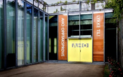 Lykke til med å komme inn her! Tross nedgang på de fleste studier, har masterprogrammene på Aho fortsatt flere konkurrenter om hver eneste studieplass. (Foto: Presse.)