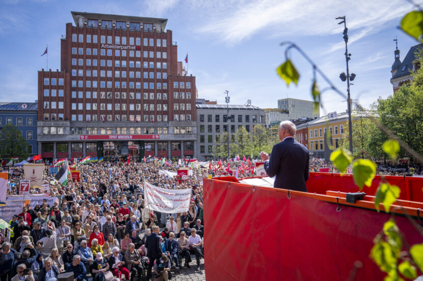 Statsminister Jonas Gahr Støres 1. mai-tale på Youngstorget ble tidvis overdøvet av Palestina-demonstranter, som ble bedt av ordstyrer av å dempe seg. Støre svarte med å hylle ytringsfriheten.(Foto: Heiko Junge/NTB.)