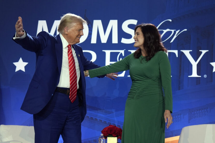 Da den konservative aktivistorganisasjonen Moms for Liberty hadde årsmøte i 2024, deltok Donald Trump. Her med medgrunnlegger Tiffany Justice. (Foto: Mark Schiefelbein/ AP/ NTB.)