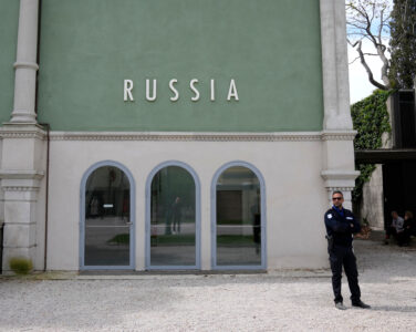 Under den første Veneziabiennalen etter Russlands invasjon av Ukraina trakk både de russiske kunstnerne og kunstkuratoren seg. Dermed ble paviljongen stengt. Bildet viser en sikkerhetsvakt utenfor den stengte paviljongen. (Foto: Antonio Calanni/AP/NTB.)