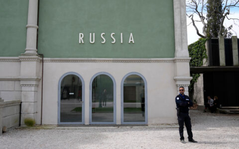 Under den første Veneziabiennalen etter Russlands invasjon av Ukraina trakk både de russiske kunstnerne og kunstkuratoren seg. Dermed ble paviljongen stengt. Bildet viser en sikkerhetsvakt utenfor den stengte paviljongen. (Foto: Antonio Calanni/AP/NTB.)