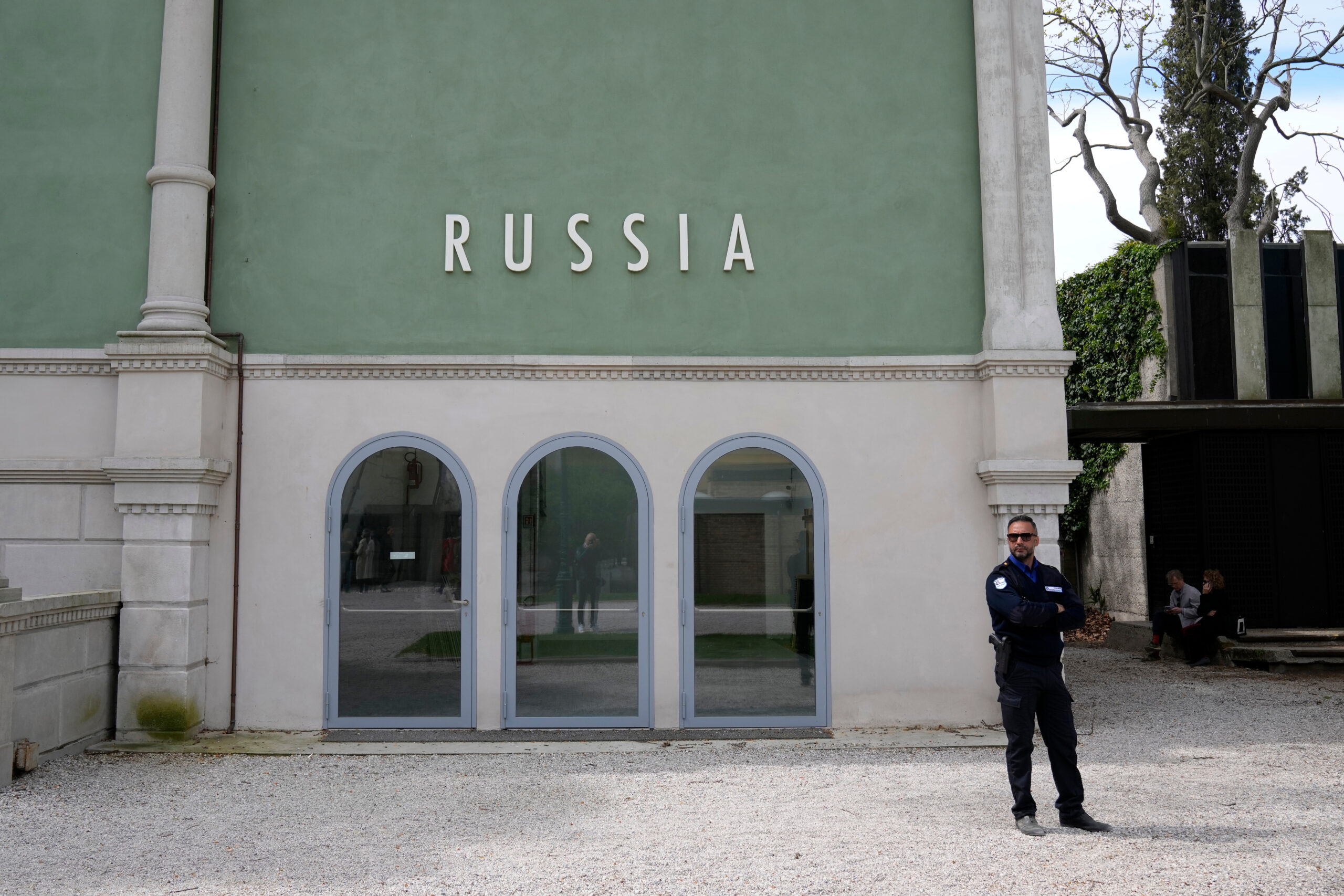 Under den første Veneziabiennalen etter Russlands invasjon av Ukraina trakk både de russiske kunstnerne og kunstkuratoren seg. Dermed ble paviljongen stengt. Bildet viser en sikkerhetsvakt utenfor den stengte paviljongen. (Foto: Antonio Calanni/AP/NTB.)