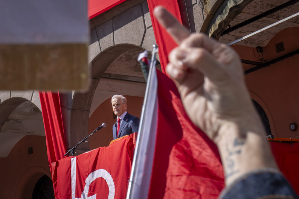 Oslo 20250501. Statsminister Jonas Gahr Støres 1. mai-tale på Youngstorget ble tidvis overdøvet av Palestina-demonstranter, som ble bedt av ordstyrer av å dempe seg. Støre svarte med å hylle ytringsfriheten. Foto: Heiko Junge / NTB