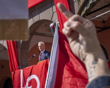 Oslo 20250501. Statsminister Jonas Gahr Støres 1. mai-tale på Youngstorget ble tidvis overdøvet av Palestina-demonstranter, som ble bedt av ordstyrer av å dempe seg. Støre svarte med å hylle ytringsfriheten. Foto: Heiko Junge / NTB