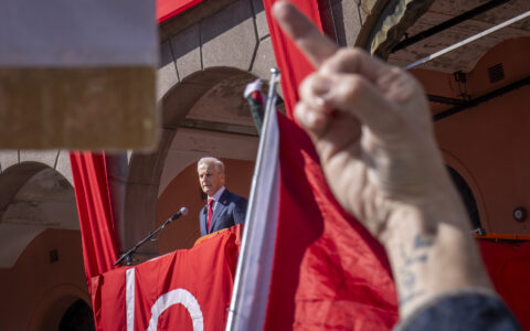 Oslo 20250501. Statsminister Jonas Gahr Støres 1. mai-tale på Youngstorget ble tidvis overdøvet av Palestina-demonstranter, som ble bedt av ordstyrer av å dempe seg. Støre svarte med å hylle ytringsfriheten. Foto: Heiko Junge / NTB