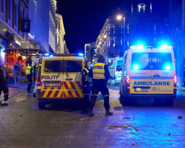 Politiet er på et utested i Karl Johans gate etter melding om svært mange berusede ungdommer, og amper stemning. En person er sendt til legevakt med hodeskader etter et fall. (Foto: Amanda Pedersen Giske/NTB.)