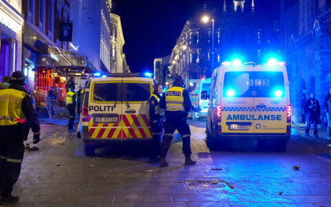Politiet er på et utested i Karl Johans gate etter melding om svært mange berusede ungdommer, og amper stemning. En person er sendt til legevakt med hodeskader etter et fall. (Foto: Amanda Pedersen Giske/NTB.)