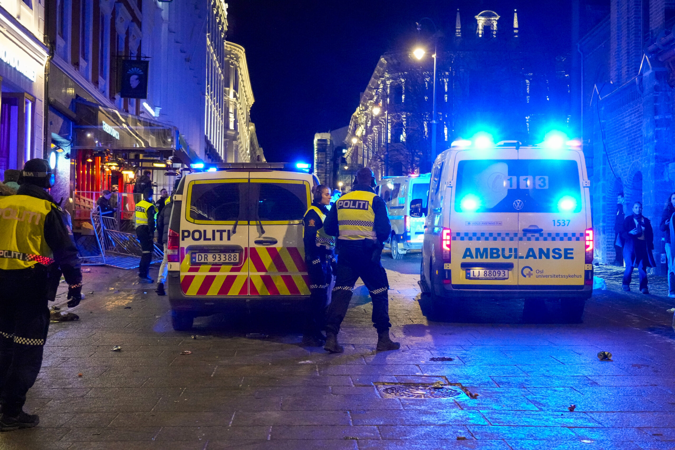 Politiet er på et utested i Karl Johans gate etter melding om svært mange berusede ungdommer, og amper stemning. En person er sendt til legevakt med hodeskader etter et fall. (Foto: Amanda Pedersen Giske/NTB.)