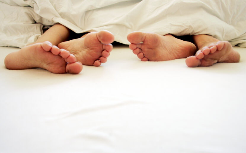 Samliv. Par sammen. Mann og kvinne i sengen. Ekteskap. Ektepar. Samboere. Par. Mann og kvinne sover sin søteste søvn. Harmoni. Menn og kvinner. Følelser. Parforhold. Seng. Soverom. Ungdom. Sex. Seksualitet. Natt. (Foto: Sara Johannessen Meek/NTB.)