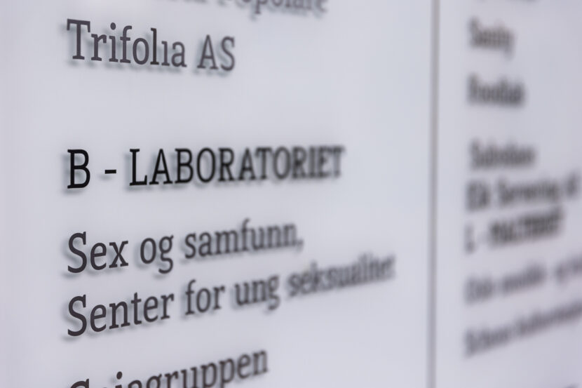 Skiltet ved Sex og samfunn sitt kontor i Trondheimsveien i Oslo. Sex og samfunn er Norges største senter for seksuell og reproduktiv helse og rettigheter.(Foto: Frederik Ringnes/NTB.)