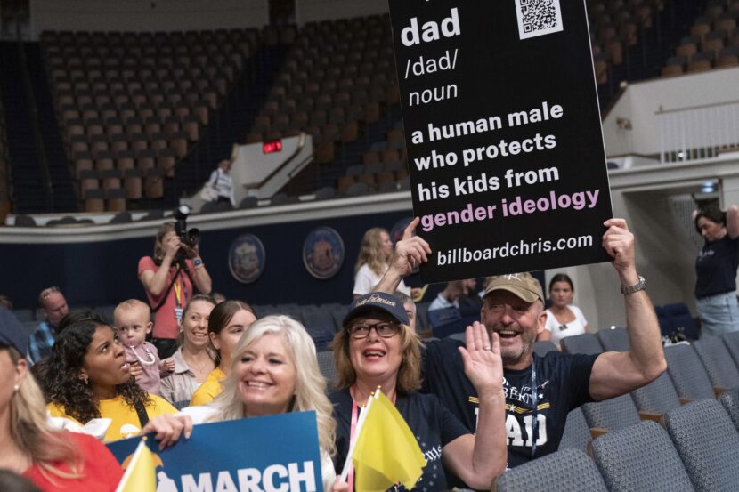 Før var det bekymrede foreldre som lokalt protesterte mot bøker, nå beskrives sensurforsøkene som «en velfinansiert, politisk drevet kampanje» av bibliotekorganisasjonen i USA. Her fra 2024-årsmøtet til den konservative aktivistgruppen Moms for Liberty. (Foto: Jose Luis Magana/AP/ NTB.)