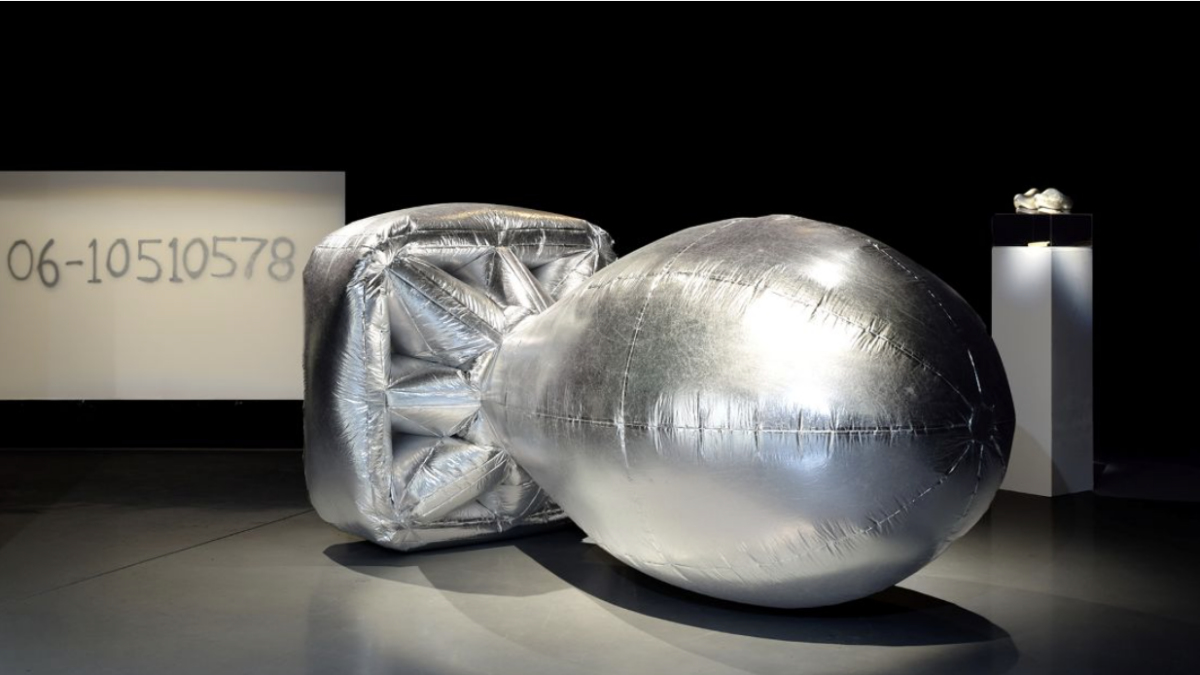 «Improvised Inflatable Device (Fat Man)» av Dani Ploeger, en av utstillerne. (Foto: Presse.)