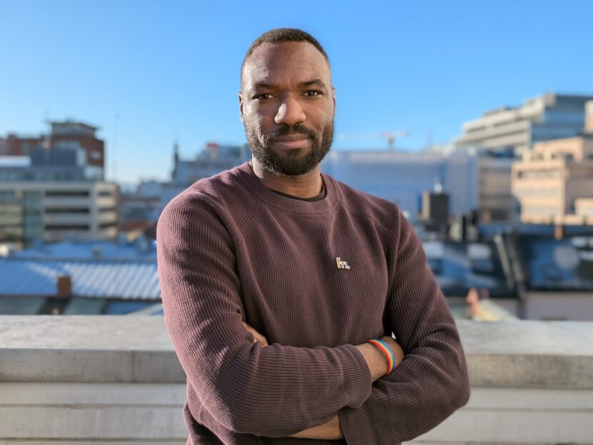 Stephen Adom leder foreningen Fri