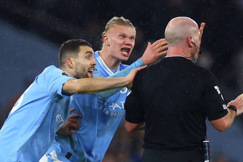 Erling Braut Haaland raser mot dommer Simon Hooper. (Foto: Lee Smith/Reuters.)