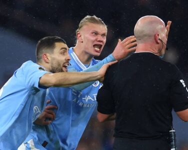 Erling Braut Haaland raser mot dommer Simon Hooper. (Foto: Lee Smith/Reuters.)