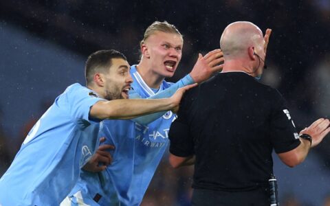 Erling Braut Haaland raser mot dommer Simon Hooper. (Foto: Lee Smith/Reuters.)