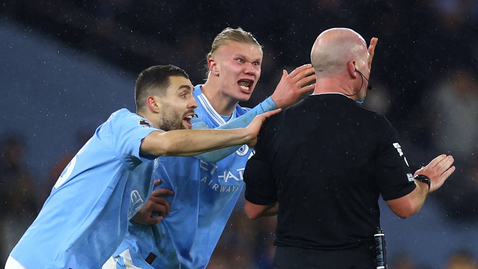 Erling Braut Haaland raser mot dommer Simon Hooper. (Foto: Lee Smith/Reuters.)