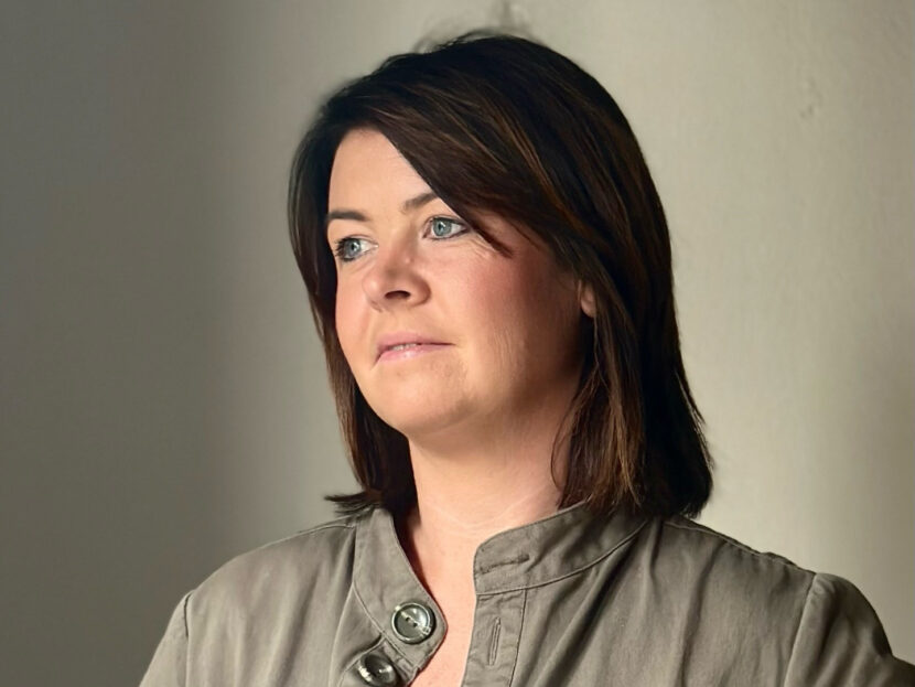 salgs- og markedssjef Janne R. Werdal i Hamran snekkerverksted. (Foto: Hamran.)