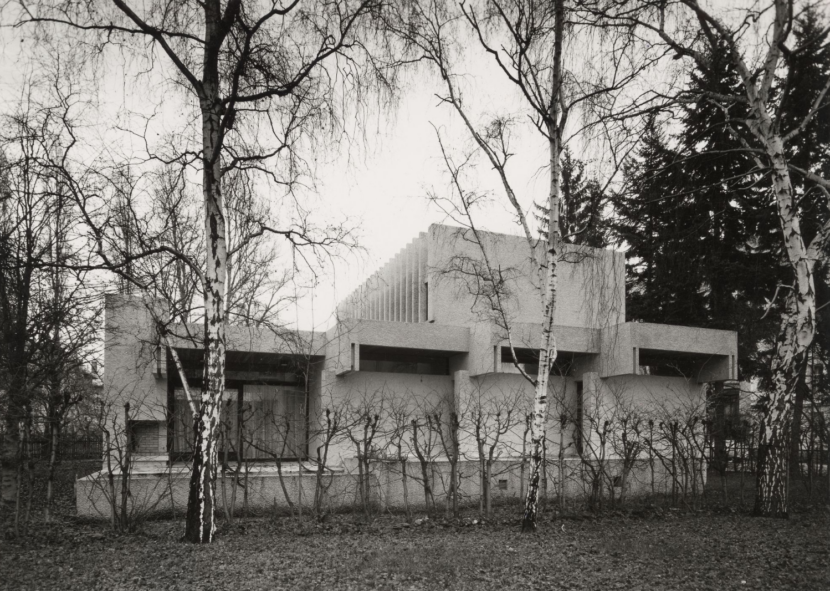 Ida Ekblad har tatt over Villa Hegard. (Foto: Teigens Fotoatelier.)