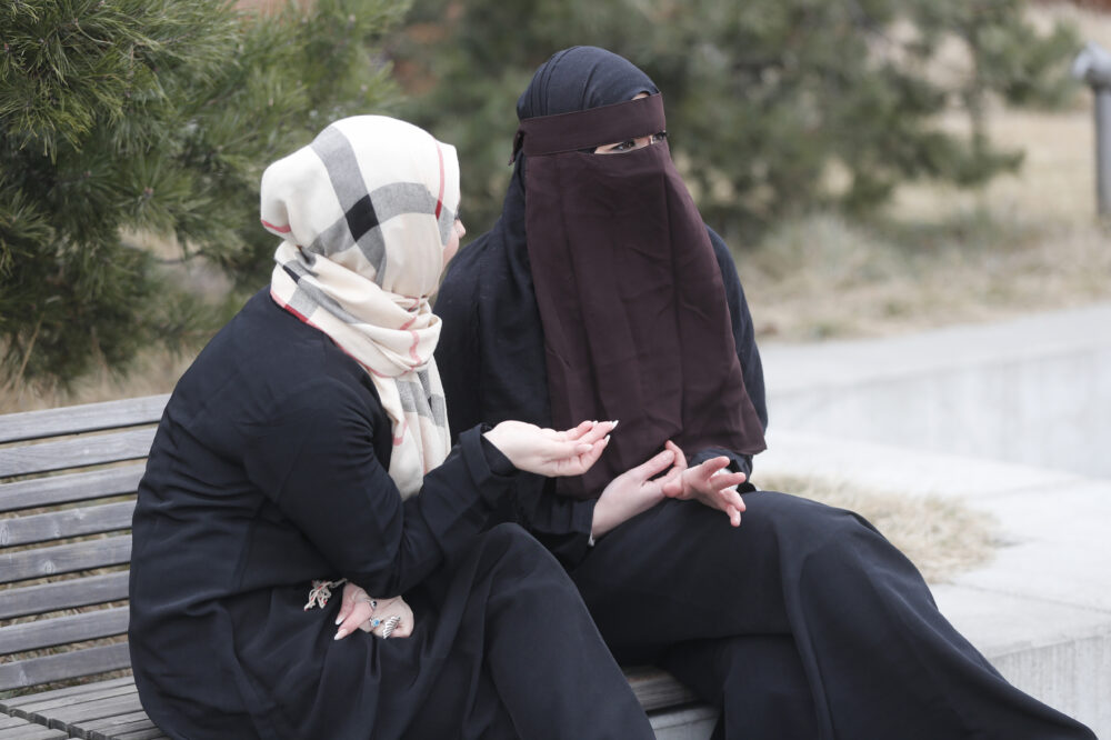 Oslo 20170316. Kvinner kledd i nikab og hijab i Oslo sentrum. (Foto: Lise Åserud/NTB.) MODELLKLARERT
