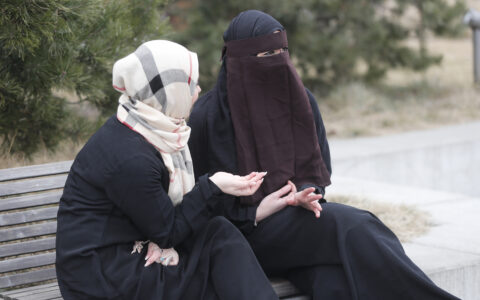 Oslo 20170316. Kvinner kledd i nikab og hijab i Oslo sentrum. (Foto: Lise Åserud/NTB.) MODELLKLARERT