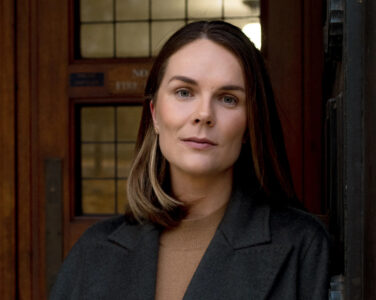Caro Claire Burke, forfatteren av «Yesteryear», snakker ut om tradwife-trenden, som hun synes er tiltalende - men kaller en fantasi. (Foto Aiste Saulyte/presse.)