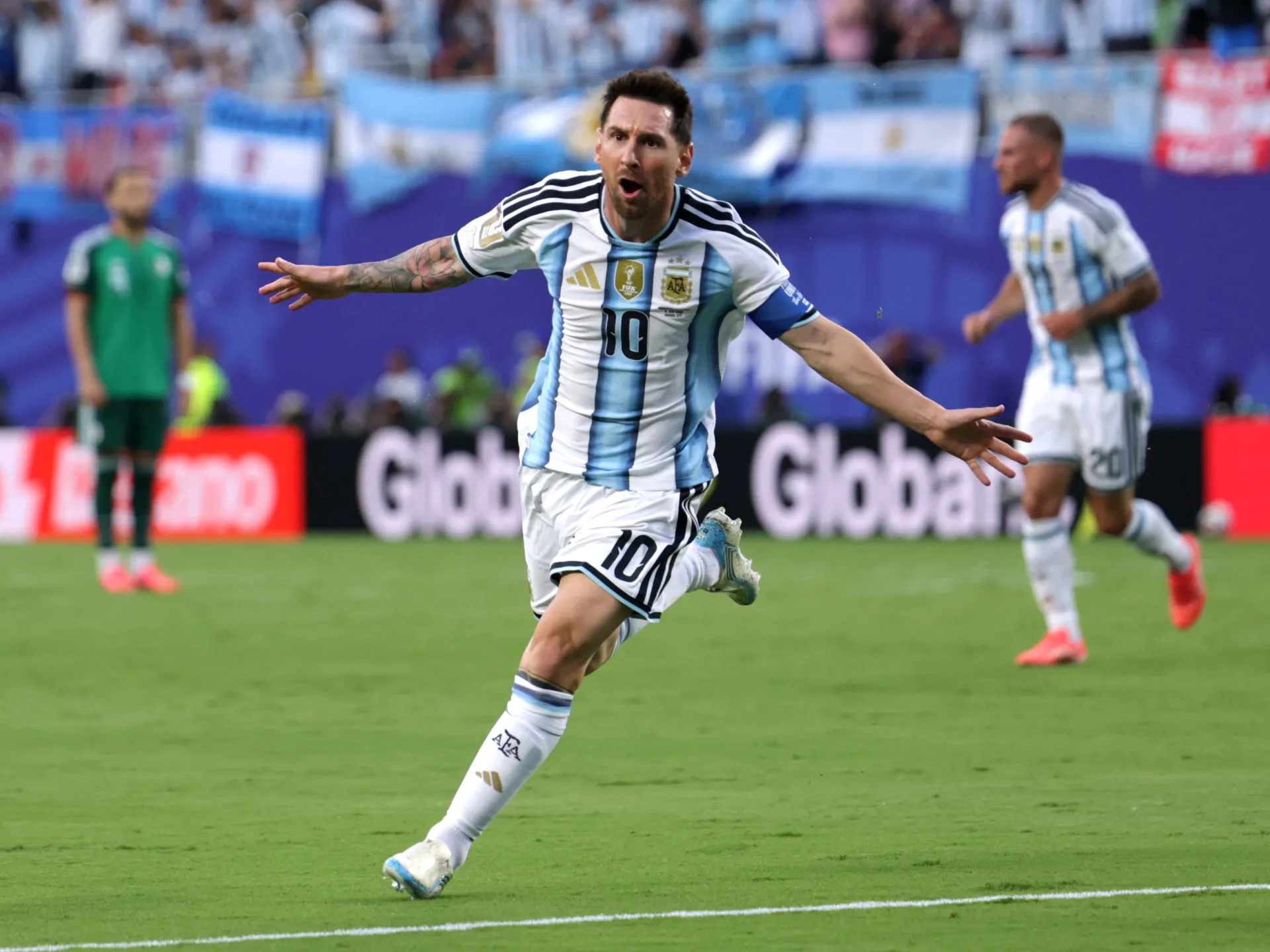 Nummer 10 på Argentina, Lionel Messi, skårer hattrick mot Algerie i lagenes åpningskamp i 2026-VM. (Foto: Claudia Greco/Reuters.)
